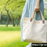 여성용 토트백 리뷰 - A stylish casual tote bag made from durable canvas material, featuring a light beige color with subt...