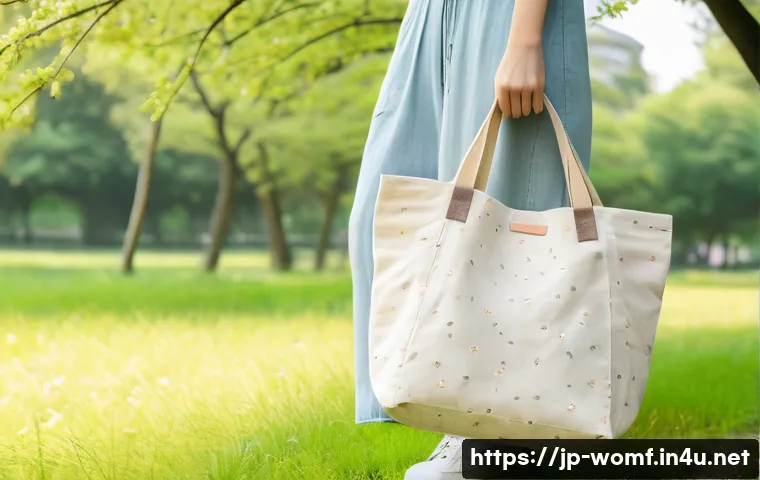 여성용 토트백 리뷰 - A stylish casual tote bag made from durable canvas material, featuring a light beige color with subt...
